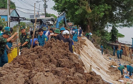 Huy động cán bộ, chiến sĩ khắc phục sạt lở đất bờ sông tại xã Vĩnh Trường