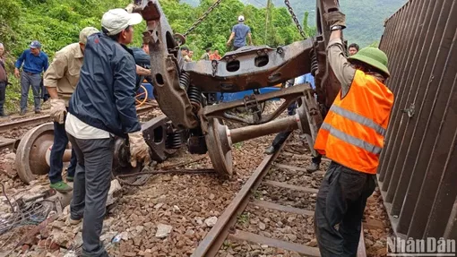 Tập trung khắc phục vụ lật toa tàu hàng ở đèo Hải Vân