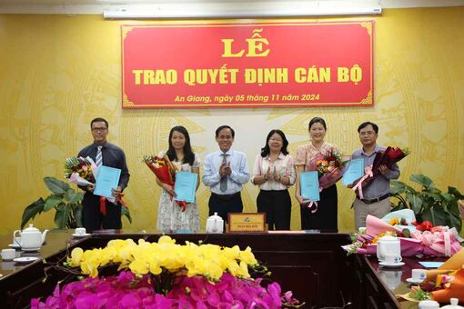 Văn phòng UBND tỉnh trao quyết định 8 cán bộ, quản lý