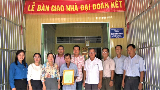 Châu Đốc bàn giao 2 căn nhà Đại đoàn kết