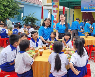 Trao yêu thương đến thiếu nhi khó khăn