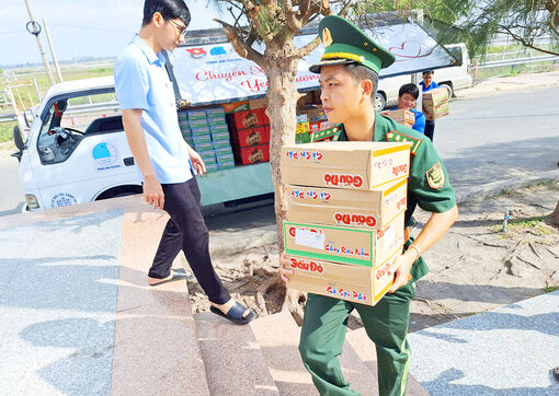 Tỉnh đoàn An Giang trao quà hỗ trợ kiều bào, người dân Campuchia