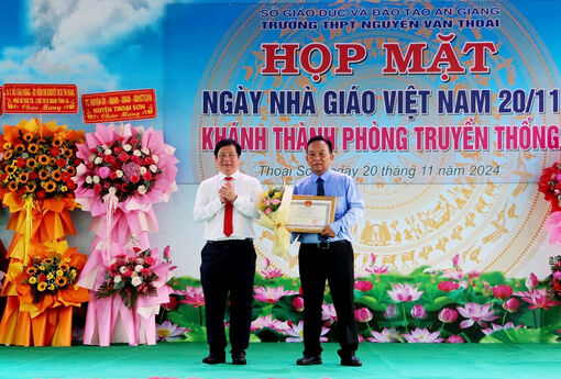 Trường THPT Nguyễn Văn Thoại họp mặt kỷ niệm 42 năm Ngày Nhà giáo Việt Nam (20/11)