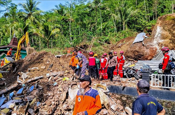 Lở đất và lũ quét ở Indonesia, nhiều người thương vong