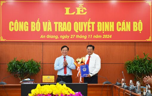 UBND tỉnh An Giang công bố và trao quyết định cán bộ