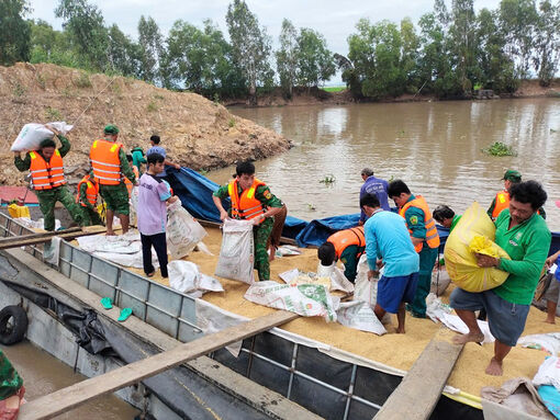 Đồn biên phòng giúp dân khắc phục sự cố chìm ghe chở lúa