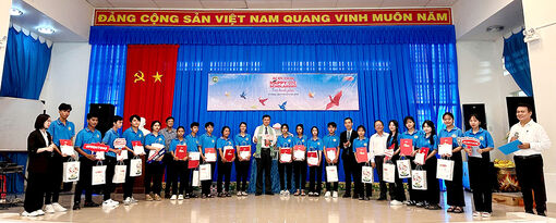 Trao học bổng cho 20 sinh viên vượt khó học giỏi