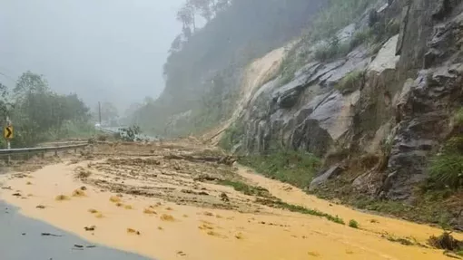 Sạt lở trên đèo Khánh Lê nối Nha Trang - Đà Lạt, giao thông tê liệt