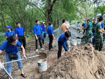 Thanh niên huyện miền núi Tri Tôn chung tay xây dựng nông thôn mới