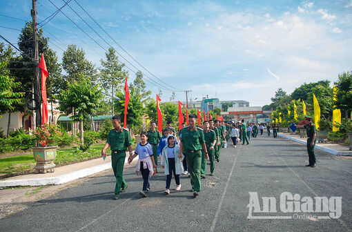 Học sinh tham quan, trải nghiệm tại Trung đoàn 3, Sư 330 (Quân khu 9) nhân kỷ niệm 80 năm Ngày thành lập Quân đội nhân dân Việt Nam (22/12/1944 -  22/12/2024)