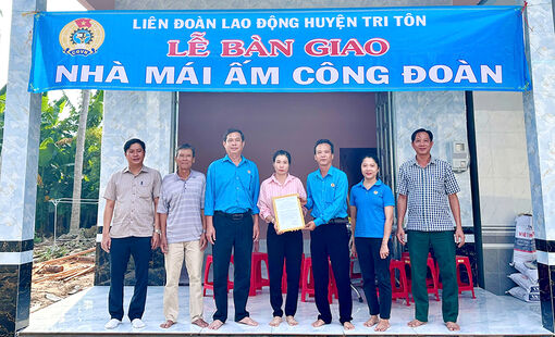 Bàn giao 2 căn nhà Mái ấm công đoàn cho đoàn viên huyện Tri Tôn