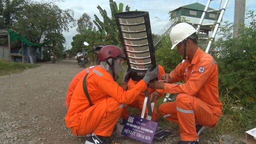 Điện lực Thoại Sơn thắp sáng đường quê