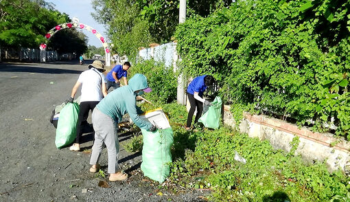 Đoàn viên, thanh niên huyện Tri Tôn ra quân vệ sinh môi trường