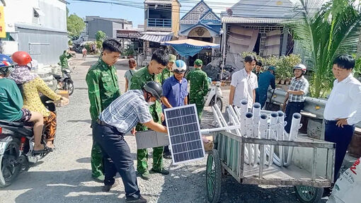 Nhơn Hội ra quân lắp đặt đèn năng lượng mặt trời