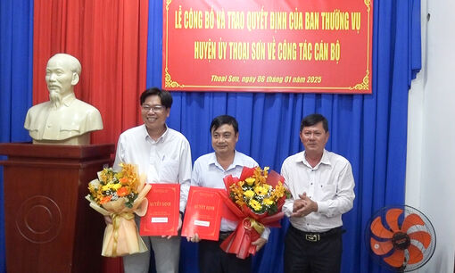 Thoại Sơn trao quyết định công tác cán bộ