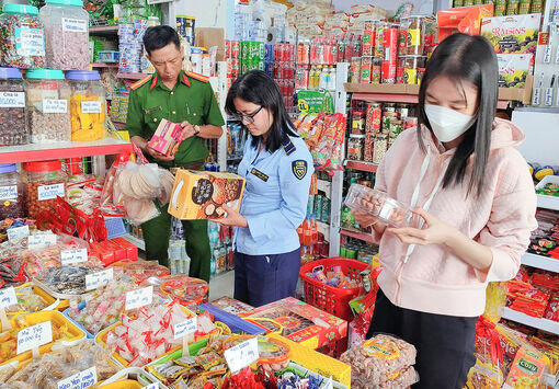 Đoàn liên ngành huyện Phú Tân ra quân kiểm tra an toàn thực phẩm