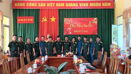 Thiếu tướng Huỳnh Văn Ngon thăm, chúc Tết Ban Chỉ huy Quân sự TX. Tân Châu