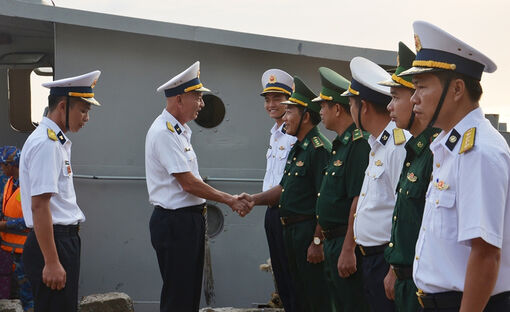 Bộ Tư lệnh vùng 5 Hải quân thăm, chúc Tết cán bộ, chiến sĩ và Nhân dân trên đảo Hòn Chuối