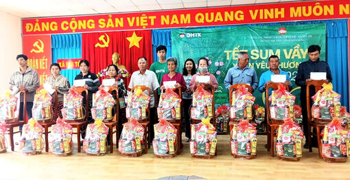 Mang “Tết sum vầy - Xuân yêu thương” đến đồng bào dân tộc thiểu số Khmer xã Núi Tô