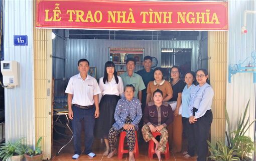 Trao nhà Tình nghĩa cho gia đình chính sách ở phường Châu Phú A