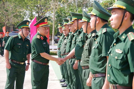 Thượng tướng Lê Quang Minh kiểm tra, chúc Tết Bộ đội Biên phòng tỉnh An Giang