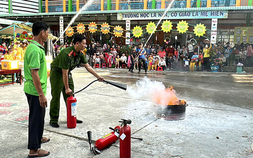 Phổ biến pháp luật, kỹ năng chữa cháy cho các trường mầm non