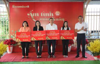 Sacombank An Giang trao 615 phần quà “Ấm tình mùa Xuân” đến người dân