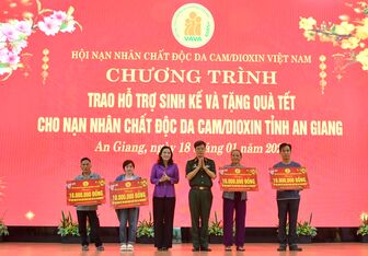 Tặng quà Tết cho nạn nhân chất độc da cam/dioxin An Giang