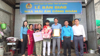 Bàn giao nhà Mái ấm Công đoàn cho ông Phan Minh Thức