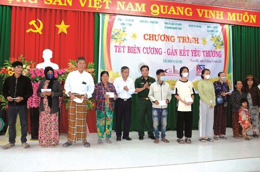 Ấm tình Xuân biên giới