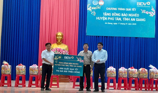 Ngân hàng TMCP Đầu tư và Phát triển Việt Nam trao 1.000 phần quà Tết cho hộ nghèo huyện Phú Tân