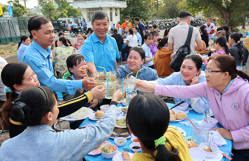 300 công nhân hoàn cảnh khó khăn dự “Tết sum vầy - Xuân ơn Đảng” ở khu công nghiệp