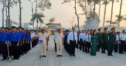 Lãnh đạo huyện Phú Tân viếng nghĩa trang liệt sĩ