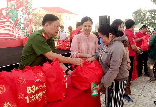 Chương trình cộng đồng "63 Gắn kết - 1 Tết sum vầy" trao hơn 250 phần quà tại huyện An Phú