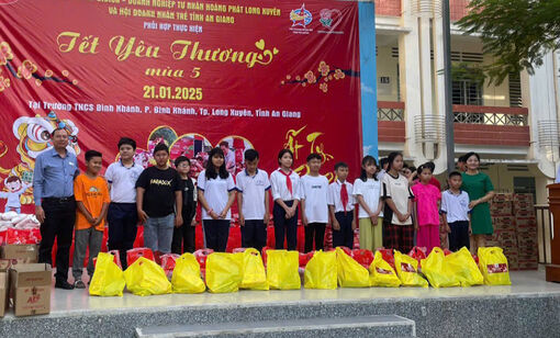 Gần 300 phần quà Tết trao tặng học sinh có hoàn cảnh khó khăn trên địa bàn TP. Long Xuyên