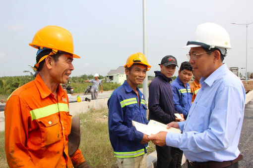 Phó Chủ tịch UBND tỉnh An Giang Ngô Công Thức kiểm tra tiến độ, tặng quà công nhân thi công công trình xuyên Tết