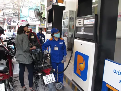 Đồng loạt đi xuống, dầu diesel giảm gần 1.000 đồng ngày Mùng 4 Tết Nguyên đán