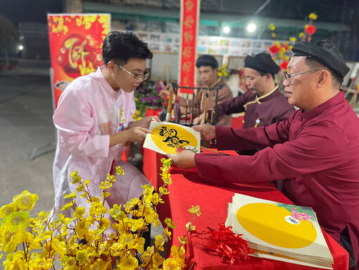 Nhân dân huyện Phú Tân đón Tết vui tươi, an toàn