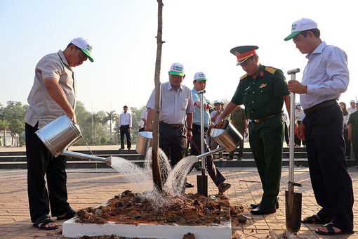 Huyện Phú Tân phát động “Trồng cây nhớ ơn Bác Hồ”