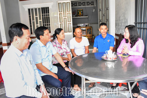 Phó Bí thư Thường trực Tỉnh ủy Hồ Thị Cẩm Đào thăm hỏi, động viên thanh niên chuẩn bị nhập ngũ