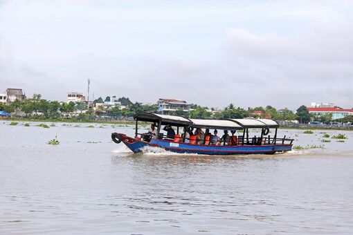 Bên dòng sông quê ngoại