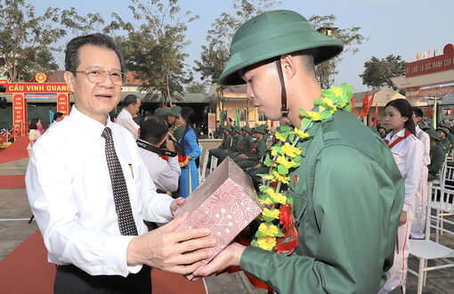 Thanh niên An Giang hăng hái lên đường nhập ngũ