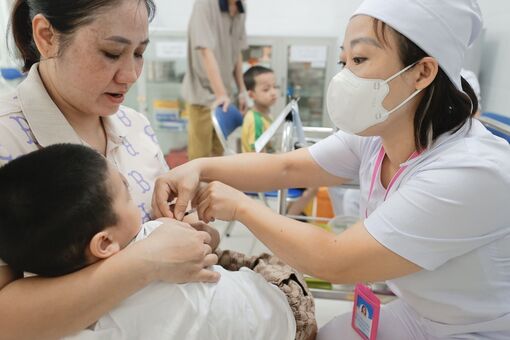 Các tỉnh, thành phố khẩn trương tổ chức chiến dịch tiêm vaccine phòng sởi