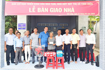 Bàn giao 16 căn nhà Đại đoàn kết cho hộ nghèo, gia đình chính sách tại TX. Tịnh Biên