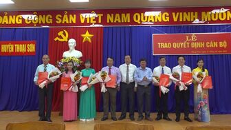 Thoại Sơn công bố và trao quyết định về công tác cán bộ