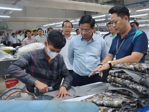 Chủ tịch UBND tỉnh An Giang Hồ Văn Mừng khảo sát hạ tầng và hoạt động của các doanh nghiệp tại Khu công nghiệp Bình Hòa