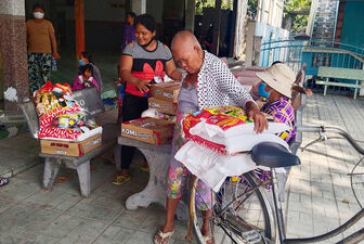 Trao tặng 450 phần quà cho bà con đồng bào dân tộc thiểu số Khmer xã Châu Lăng