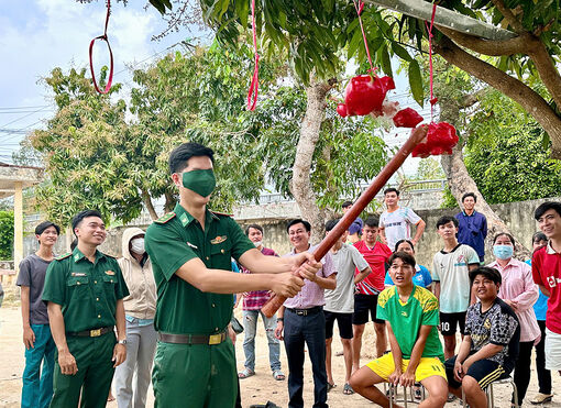 Giao lưu thể thao và trò chơi dân gian chào mừng kỷ niệm 66 năm Ngày thành lập lực lượng Bộ đội Biên phòng