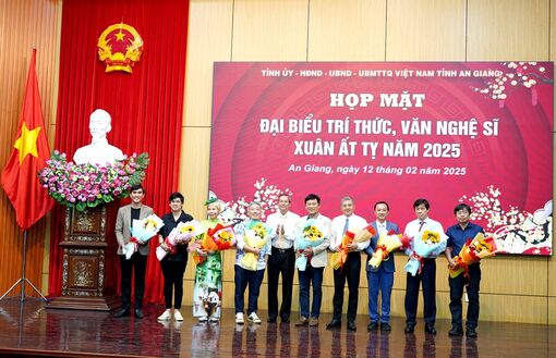 Trí thức, văn nghệ sĩ đóng góp phát triển