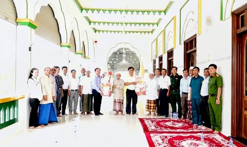 Lãnh đạo huyện An Phú chúc mừng Tháng Ramadan